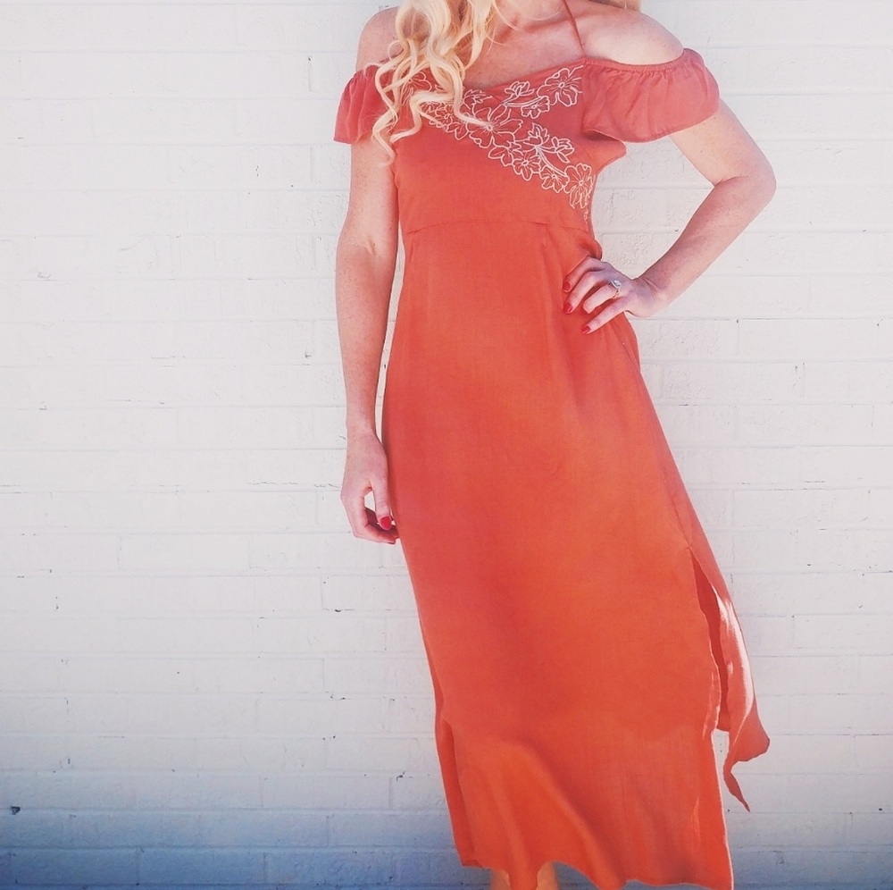 ❤MAkE an OFFER❤  rust off shoulder embrodiered